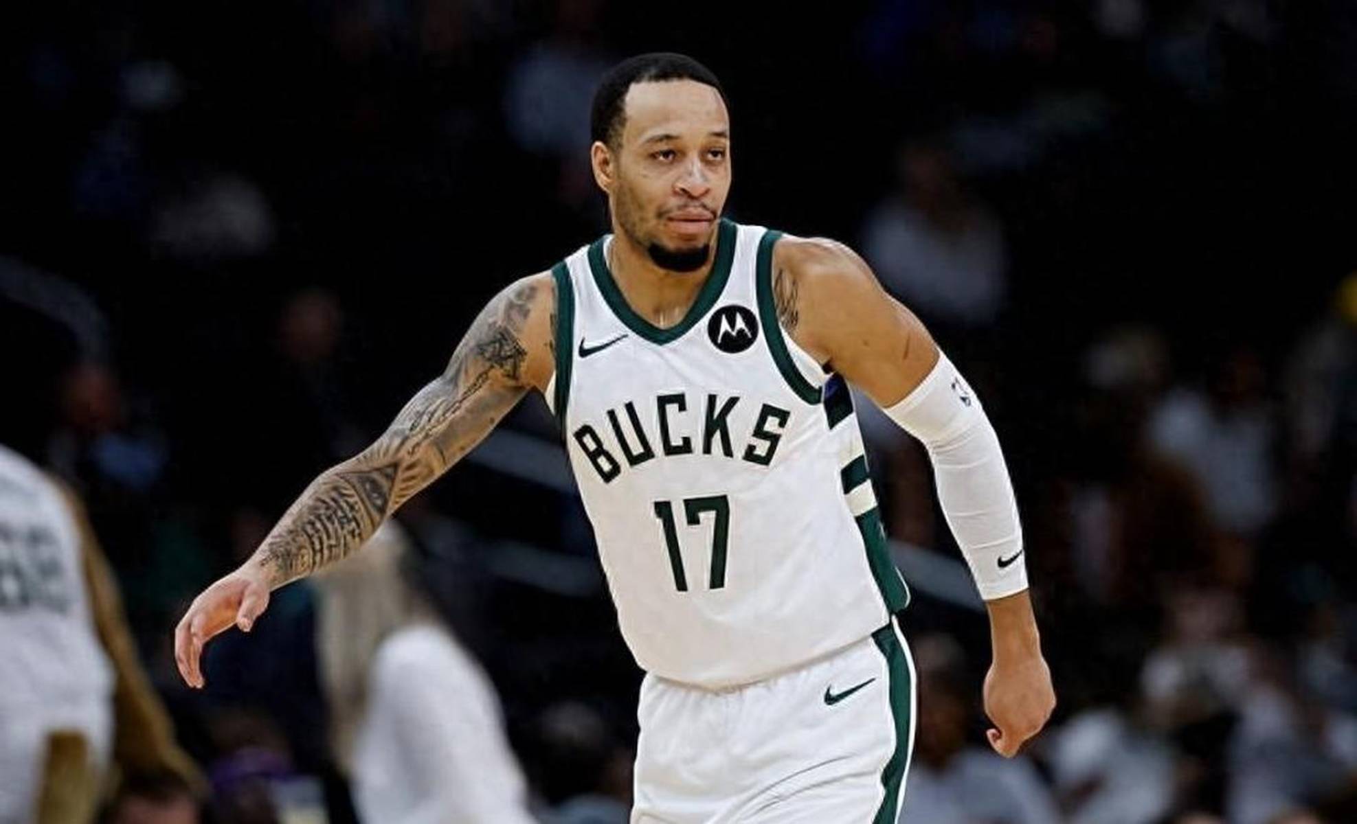 包含密尔沃基雄鹿训练开放日，今晚队长鼓劲引欢呼，全明星赛在即，年轻球员得到机会的词条